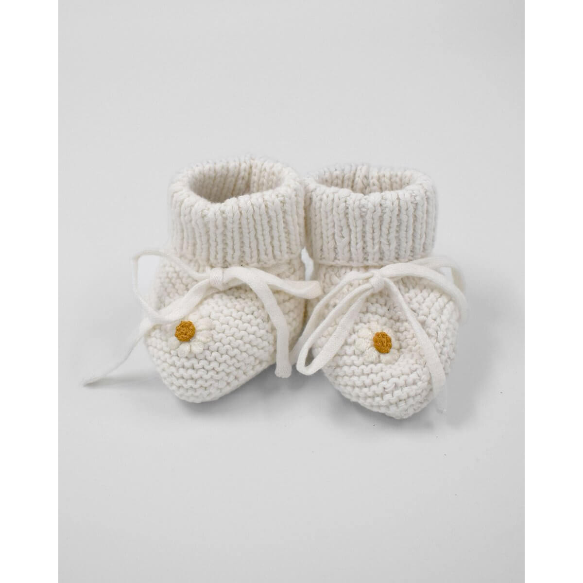 Slofjes gebreid off-white met madeliefje